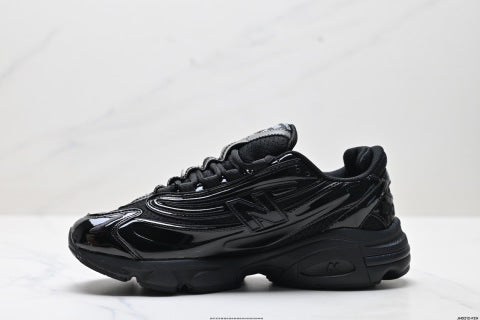 New Balance 1000 series athletic shoes, comfortable, slip-resistant, durable, and suitable for casual wear.