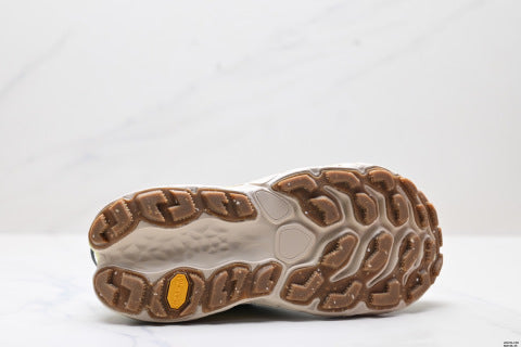 New Balance MTMORLY3 running shoes, shock-absorbing running shoes, platform sole for added height, versatile and stylish.