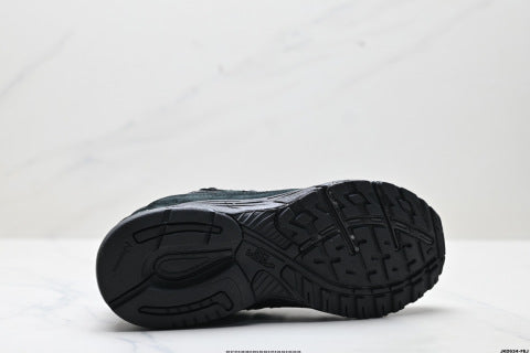 New Balance MR993 series running shoes: classic retro style, versatile for casual and athletic wear.