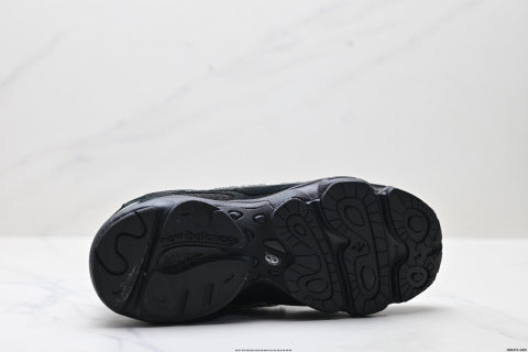 New Balance 1000 series athletic shoes, running shoes, comfortable, slip-resistant and durable.
