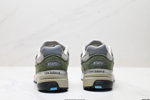 New Balance NB 990 series running shoes, athletic shoes, comfortable, slip-resistant, breathable, and cushioned.