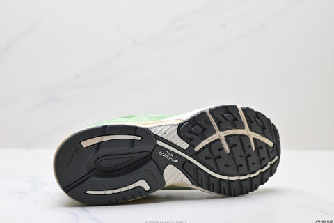 New Balance MR993 Sneakers: Classic Casual, Versatile Dad Shoes