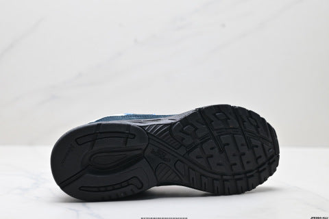 New Balance Made in USA MR993 series running shoes, classic and versatile, suitable for casual and athletic wear.