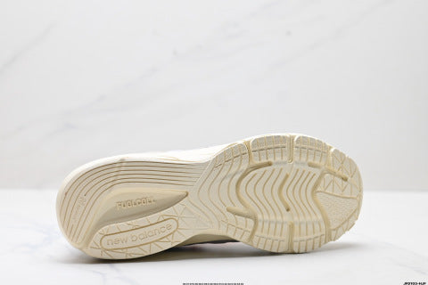New Balance NB 990 series athletic shoes, running shoes, men's and women's shoes, breathable mesh upper, casual shoes.