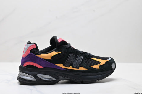 New Balance 1000 series running shoes, low-top dad style, casual sportswear.