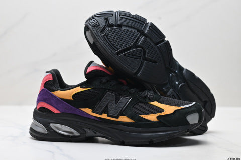New Balance 1000 series running shoes, low-top dad style, casual sportswear.