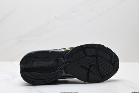 New Balance 1000 series running shoes, low-top dad style, casual sportswear.