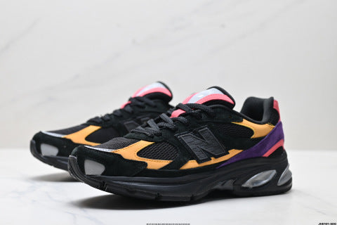 New Balance 1000 series running shoes, low-top dad style, casual sportswear.