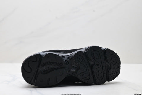 New Balance 1000 series athletic shoes, running shoes, slip-resistant and durable, suitable for casual sports.