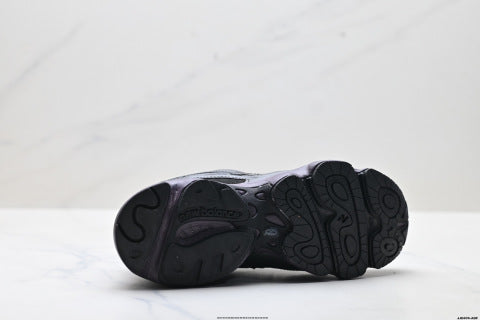 New Balance 1000 series running shoes, athletic shoes, comfortable, non-slip, low-top casual style.