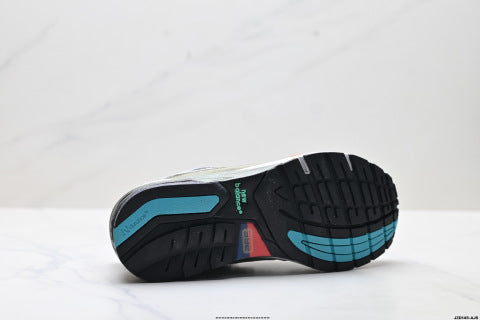 New Balance 992 series athletic running shoes, classic casual style, versatile.