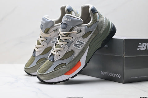 New Balance 992 series athletic running shoes, classic casual style, versatile.