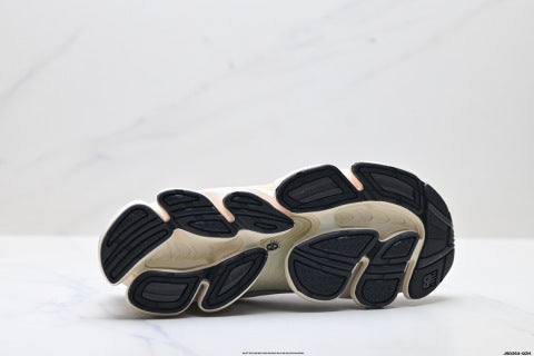 New Balance M2000 series running shoes: stylish, versatile, shock-absorbing, slip-resistant, and durable.