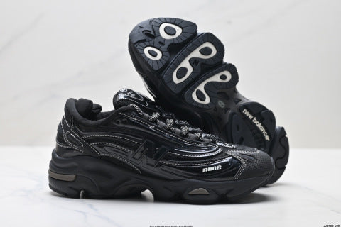 New Balance 1000 series athletic shoes, low-top dad style casual running shoes