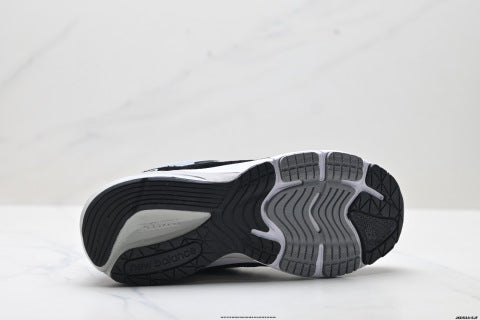 New Balance NB 990 series running shoes, breathable mesh upper, low-top casual shoes.