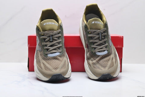 New Balance FuelCell running shoes: Simple mesh fabric, non-slip, wear-resistant, breathable, and lightweight.