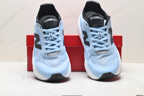 New Balance FuelCell running shoes, athletic shoes, simple design, slip-resistant, durable, breathable and lightweight.