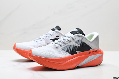 New Balance FuelCell athletic shoes, running shoes, simple mesh fabric, non-slip, wear-resistant, breathable and lightweight.