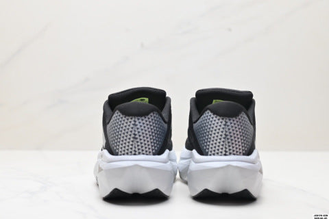 New Balance FuelCell running shoes: Simple mesh fabric, slip-resistant, durable, breathable, and lightweight.