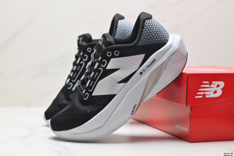 New Balance FuelCell running shoes: Simple mesh fabric, slip-resistant, durable, breathable, and lightweight.