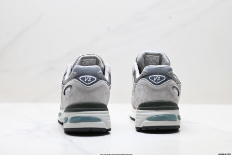 New Balance 991 series running shoes, classic and versatile casual athletic shoes.