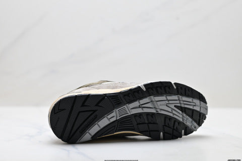 New Balance 991 series running shoes, classic and versatile casual athletic shoes.