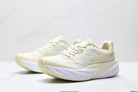 New Balance FuelCell Sneakers: Simple design, mesh fabric, non-slip, wear-resistant, breathable, and lightweight; ideal for marathon running.
