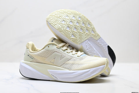 New Balance FuelCell Sneakers: Simple design, mesh fabric, non-slip, wear-resistant, breathable, and lightweight; ideal for marathon running.
